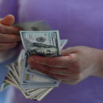 Pound Extends Gains Against Dollar as Inflation Pressures Build